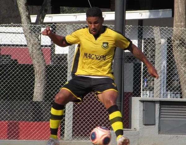 Foto colorida mostra jogador de futebol com camisa amarela do São Bernardo FC