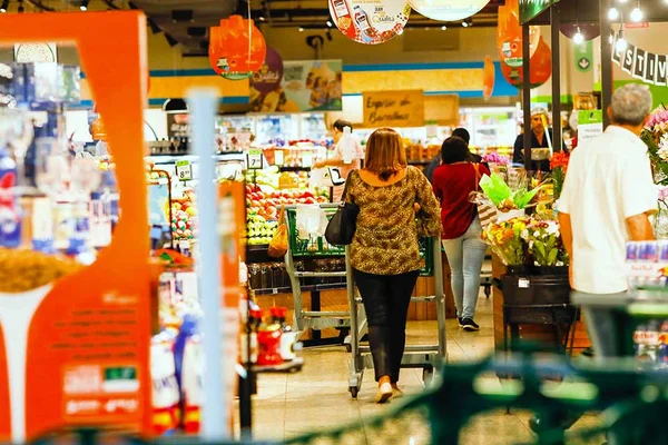 Pessoa faz compras em super mercado