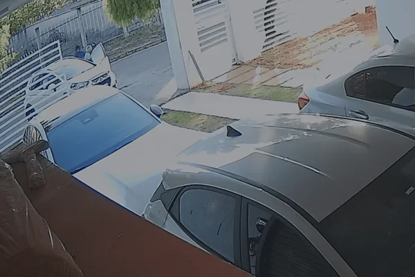 Vídeo: ladrões não conseguem roubar carro de câmbio automático