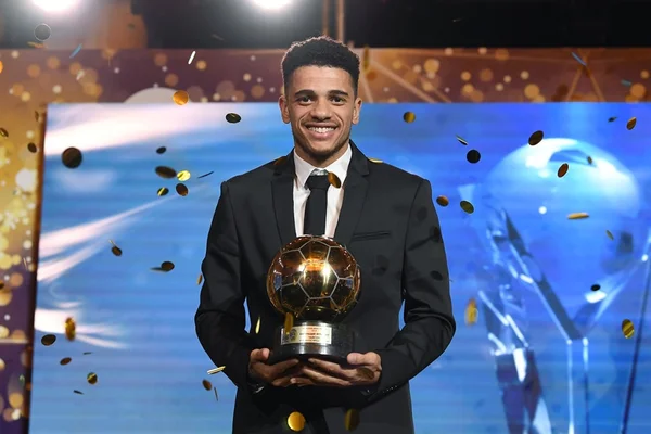 Vítima de racismo na Ucrânia, Taison é o melhor jogador do país