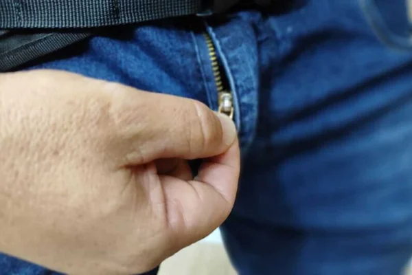 O porteiro estava com o zíper da calça aberto - Metrópoles