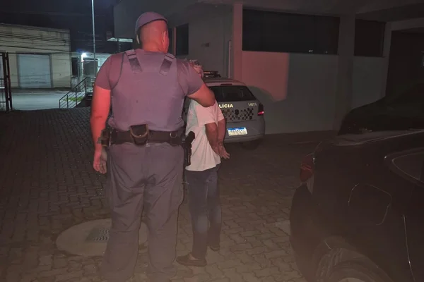 Imagem de policial prendendo homem acusado de estuprar e matar irmã idosa - Metrópoles