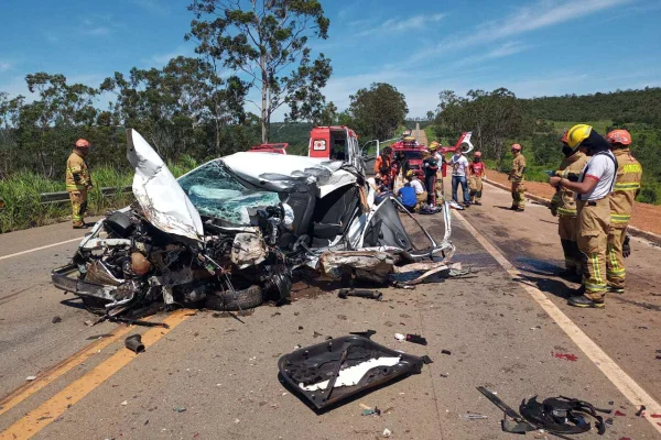 Mulher é lançada para fora de carro em acidente com caminhão e morre no DF