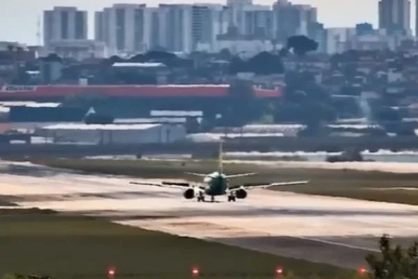 Imagem colorida de avião pousando no Aeroporto Internacional de São Paulo, em Guarulhos. Piloto inicialmente iria descer em Congonhas - Metrópoles