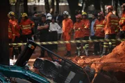 “A pessoa estava presa dentro de uma vala. Essa vala foi preenchida por terra e sobre a terra estava a máquina ‘BobCat’. Ele estava bem preso pela terra e pelo peso da máquina que estava lateralizada” informou O capitão Jean Charles Meireles, porta-voz do Corpo de Bombeiros “A pessoa estava presa dentro de uma vala. Essa vala foi preenchida por terra e sobre a terra estava a máquina ‘BobCat’. Ele estava bem preso pela terra e pelo peso da máquina que estava lateralizada” informou O capitão Jean Charles Meireles, porta-voz do Corpo de Bombeiros
