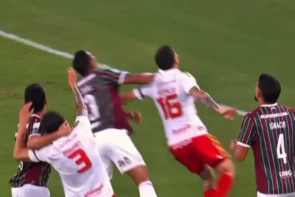 Lance de possível pênalti para o Internacional contra o Fluminense - Metrópoles