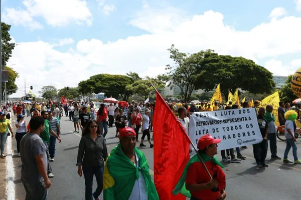 Governo avalia início fraco de protestos, mas teme tumultos à tarde