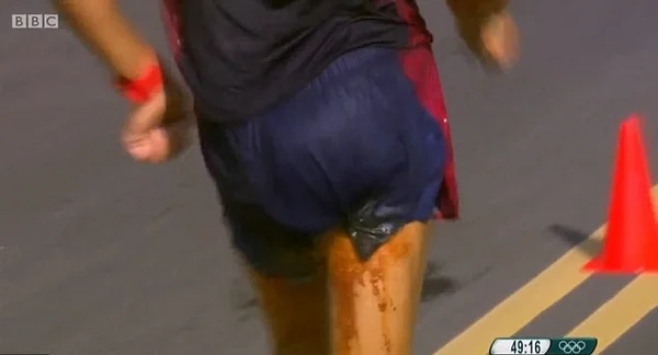 Atleta tem dor de barriga, não chega ao banheiro, mas continua prova