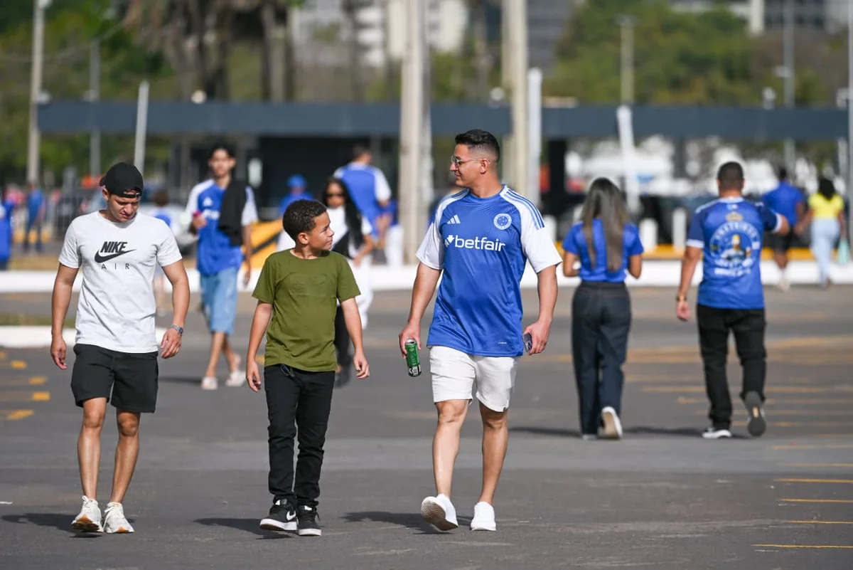 Torcedores de Cruzeiro e Grêmio chegam animados para jogão no DF - imagem 9 Torcedores de Cruzeiro e Grêmio chegam animados para jogão no DF - imagem 9
