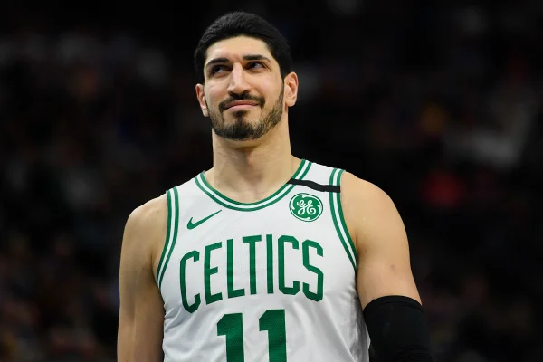 Enes Kanter com a camisa do Boston Celtics