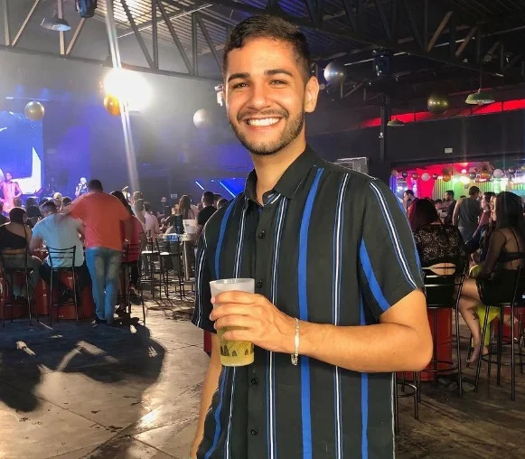 Jovem fazendo pose para foto