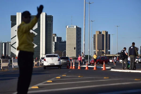Rodoviária: motoristas e pedestres ficam confusos com interdição