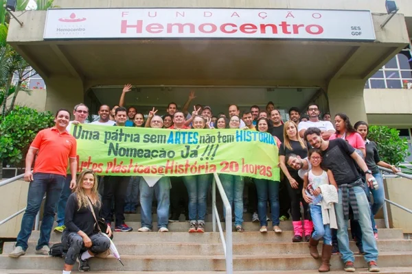 Aprovados em concursos da educação doam sangue como protesto por não terem sido nomeados