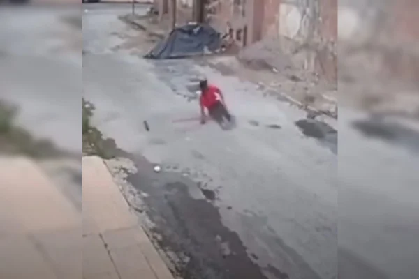 Imagem colorida de homem que caiu de andaime