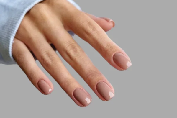 Outono 2026: 7 cores de esmalte que prometem bombar nas unhas