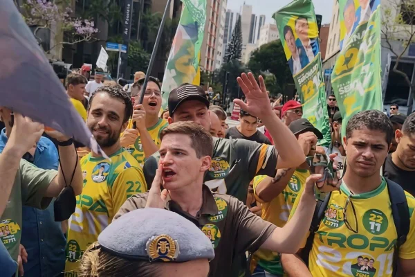 O vereador Lucas Pavanato hostiliza a senadora Mara Gabrilli na Avenida Paulista
