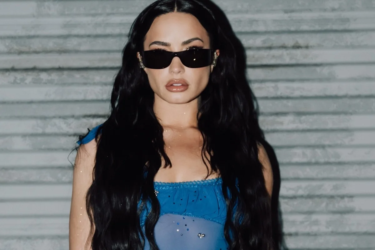 Demi Lovato posa nos bastidores de um show Demi Lovato posa nos bastidores de um show