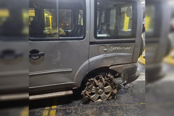 Imagem de carro doblo com pneu estourado