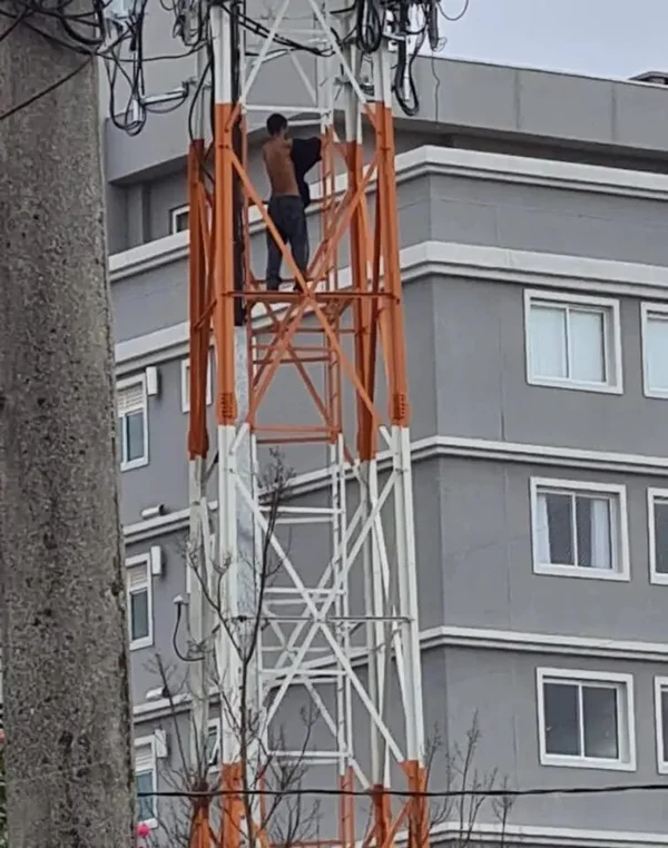 Homem escala torre de telefone e deixa moradores apreensivos no Paraná