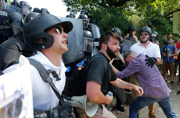 Onda de violência em Charlottesville, no Estado de Virginia (EUA), na manhã deste sábado (12), antes do início de um protesto marcado por grupos defensores da supremacia branca. Supremacistas e grupos opositores da manifestação atiraram objetos, além de trocar ofensas, socos e chutes entre si durante o ato. De acordo com a polícia, alguns manifestantes foram detidos e ao menos duas pessoas ficaram feridas. O presidente dos EUA, Donald Trump, condenou a violência que desencadeou na cidade. Onda de violência em Charlottesville, no Estado de Virginia (EUA), na manhã deste sábado (12), antes do início de um protesto marcado por grupos defensores da supremacia branca. Supremacistas e grupos opositores da manifestação atiraram objetos, além de trocar ofensas, socos e chutes entre si durante o ato. De acordo com a polícia, alguns manifestantes foram detidos e ao menos duas pessoas ficaram feridas. O presidente dos EUA, Donald Trump, condenou a violência que desencadeou na cidade.