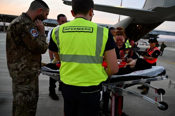 Imagem colorida de resgate de crianças em Gaza