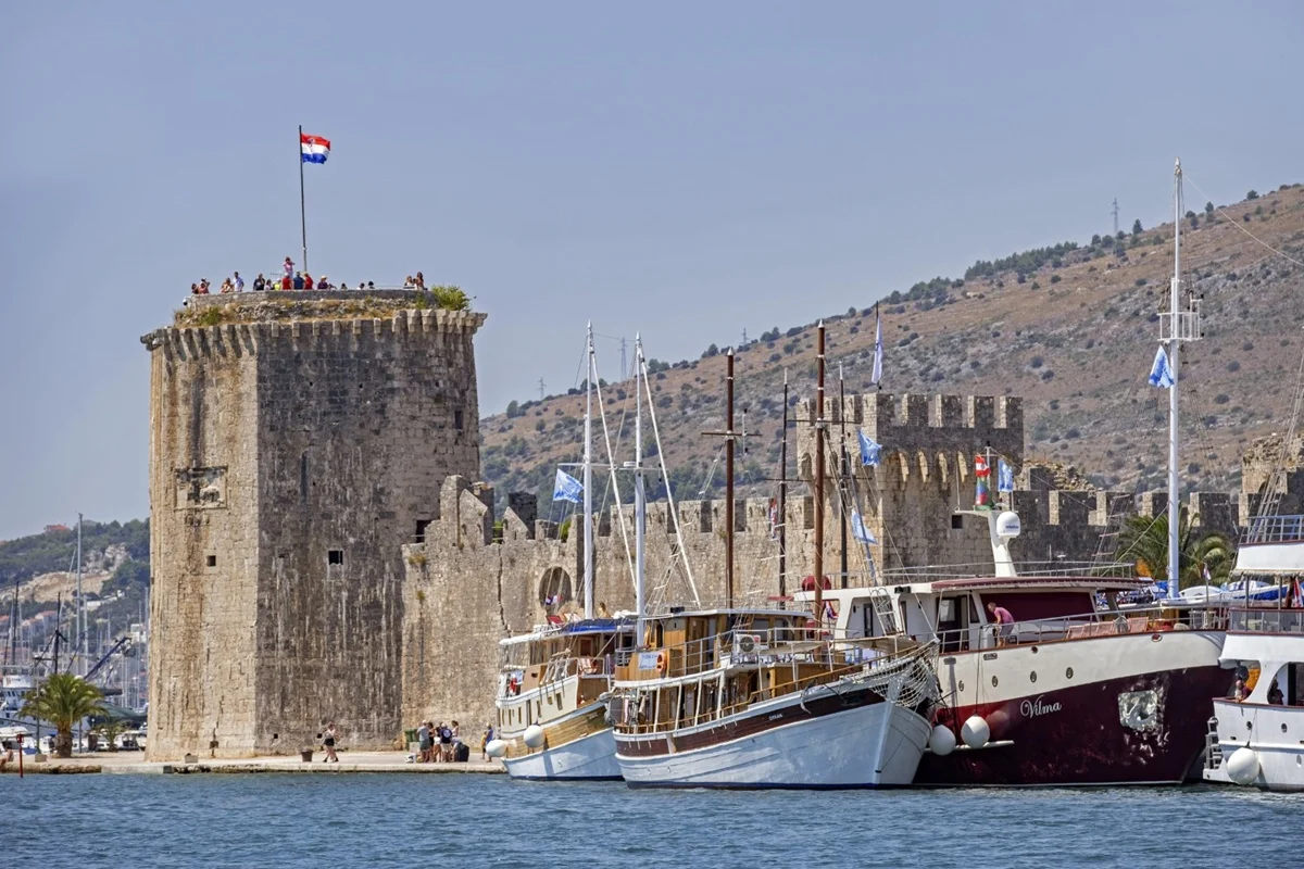 Embarcações e monumentos históricos marcam a beleza da cidade Embarcações e monumentos históricos marcam a beleza da cidade