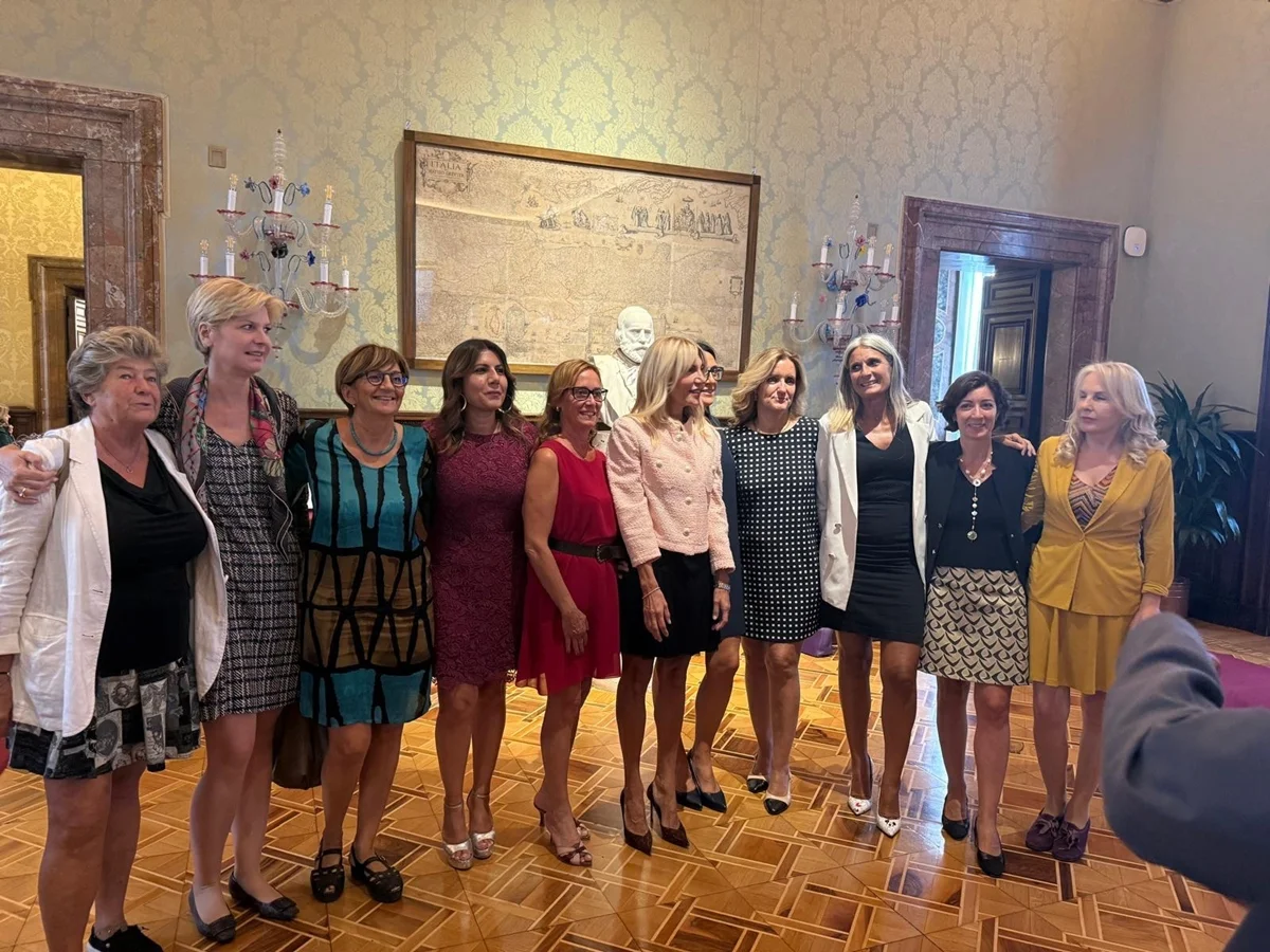 Senadora italiana Simona Malpezzi compartilhou imagem com outras parlamentares com saias curtas na corte Senadora italiana Simona Malpezzi compartilhou imagem com outras parlamentares com saias curtas na corte