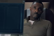 Idris Elba no filme Sequestro no Ar