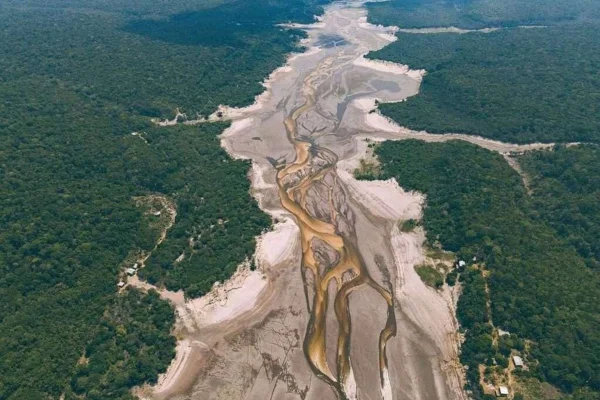 Imagem colorida de seca no rio negro - Metrópoles