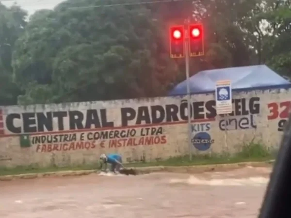 goias motociclista arrastado enxurrada