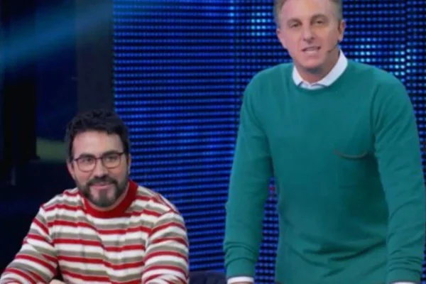 Foto colorida do padre Fábio de Melo e do apresentador Luciano Huck - Metrópoles