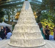 O bolo gigante do casamento de Giulia Be e Conor Kennedy recepcionou os convidados da festa