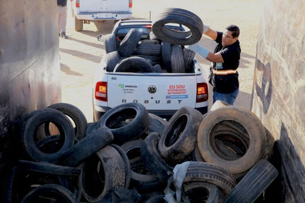 Mutirão contra dengue em Aparecida vai recolher 12 mil pneus até sexta
