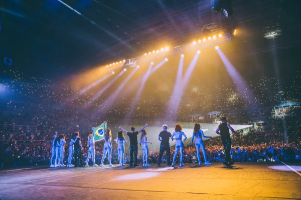 Imagem colorida dos membros do Now United em show