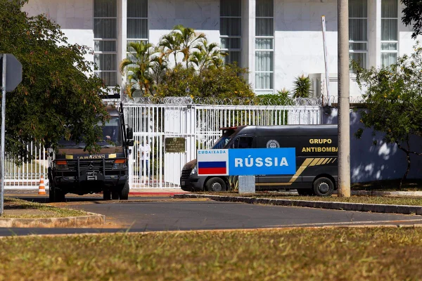 Foto colorida de viatura na cor preta com brasão da Polícia Militar do Distrito Federal em frente à entrada da Embaixada Rússia