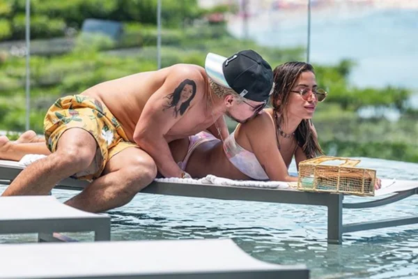 Após cenas quentes, Anitta e Thiago Martins vão juntos a bloco