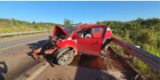 Carro furou o pneu e invadiu pista contrária Carro furou o pneu e invadiu pista contrária