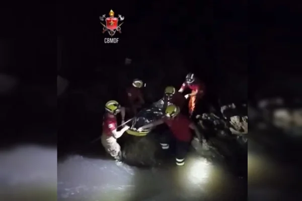 Foto de um homem e vários bombeiros