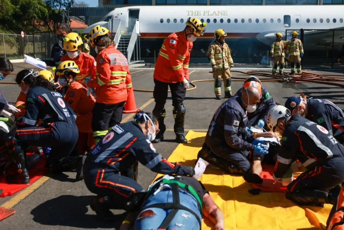 O exercício simulou uma queda de avião com vítimas O exercício simulou uma queda de avião com vítimas