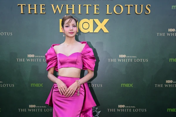 Lisa na premiere de The White Lotus