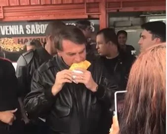 Bolsonaro come pastel e anda de moto em Brasília. Veja vídeos