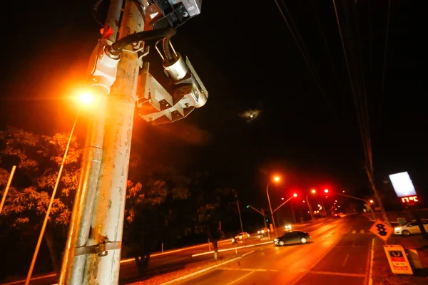 Flagrado em excesso de velocidade, motorista dá desculpa esfarrapada