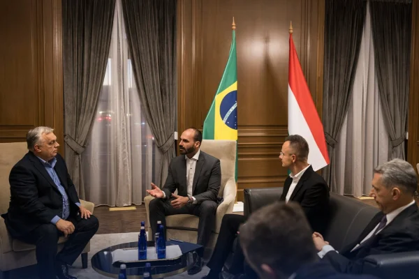 Imagem colorida de Eduardo Bolsonaro com premiê da Hungria - Metrópoles