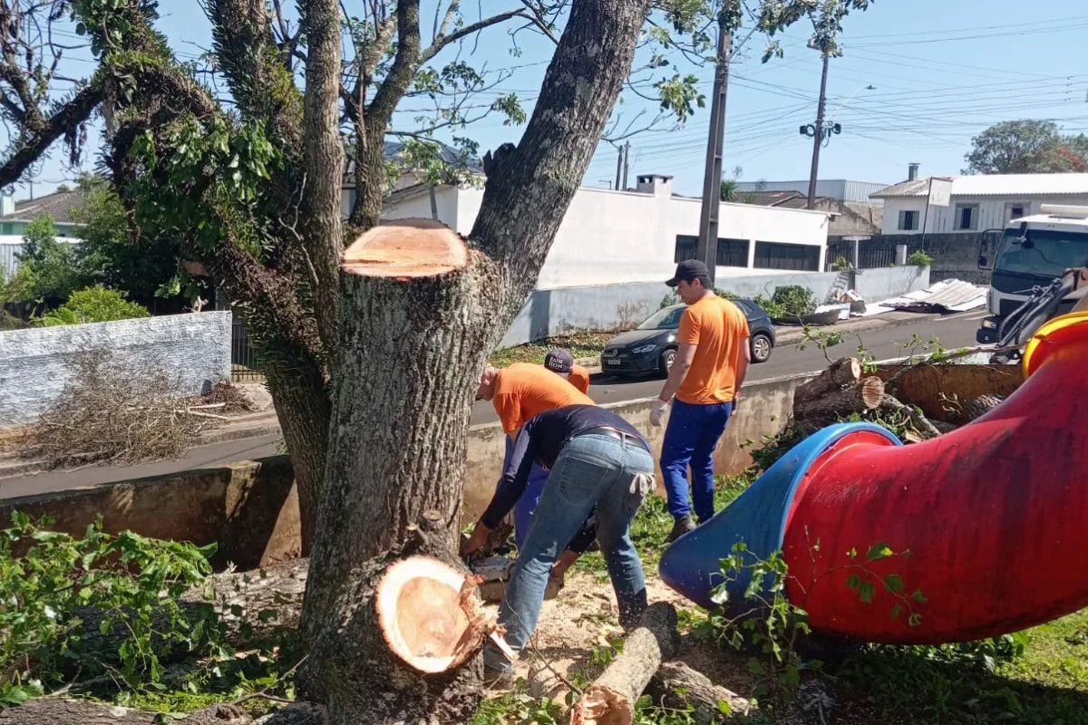 presos trabalham em reconstrução de escola no Paraná presos trabalham em reconstrução de escola no Paraná