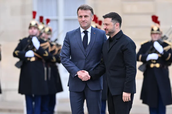 Imagem colorida de presidente francês e presidente da Ucrânia