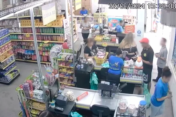 Vídeo mostra menino sendo acusado de furtar loja. Pais alegam racismo