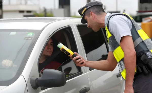 Agente de trânsito aplica bafômetro em motorista - Metrópoles