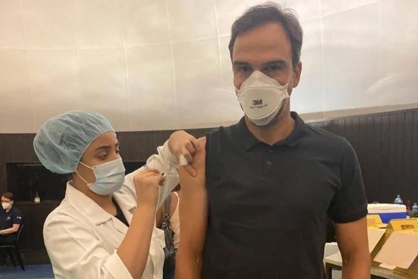 Tadeu Schmidt toma 3ª dose da vacina e critica Novak Djokovic