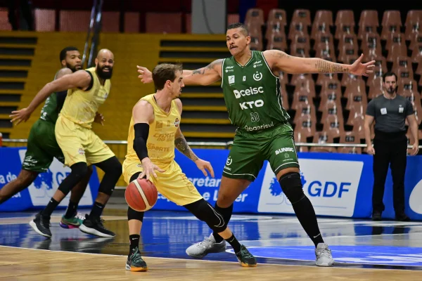 Vezaro contra Hettsheimer entre Ceisc/União Corinthians e Caxias do Sul no Torneio Abertura NBB