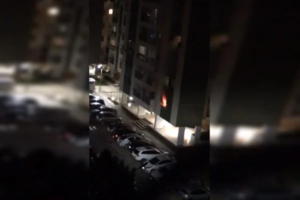 Imagem de vídeo com a incêndio em prédio
